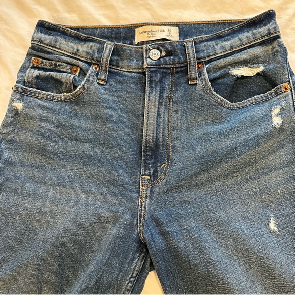 Like new! A&F High Rise Mom Jean 26S - Picture 8 of 16
